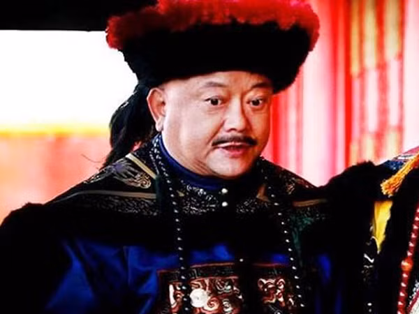  Hòa Thân (1750-1799) là một vị quan đại thần của triều Mãn Thanh thời vua Càn Long. Xuất thân là một công tử Mãn Châu, khi 10 tuổi ông được đưa vào cung học.