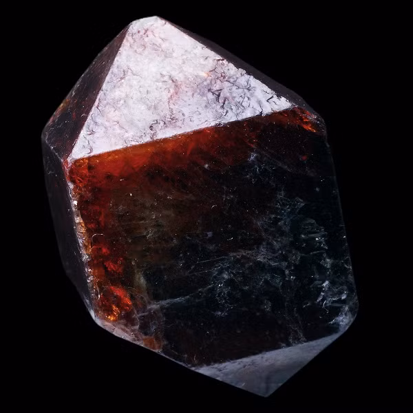 Theo nhóm nghiên cứu dẫn đầu bởi nhà địa chất Nadja Drabon từ Đại học Harvard (Mỹ), zircon là những tinh thể khoáng chất cực hiếm, được hình thành trong điều kiện hút chìm - khi mép của một mảng kiến tạo trượt xuống bên dưới mép của mảng bên cạnh.