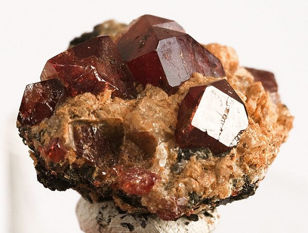 Và theo các nhà khoa học, phân tích những tinh thể zircon có thể giúp chúng ta trả lời những câu hỏi trên. Các đồng vị hafnium kim loại và các nguyên tố vi lượng trong chúng có thể được sử dụng để suy luận ra loại đá mà từ đó chúng kết tinh, được đánh dấu bằng những mốc thời gian cụ thể.