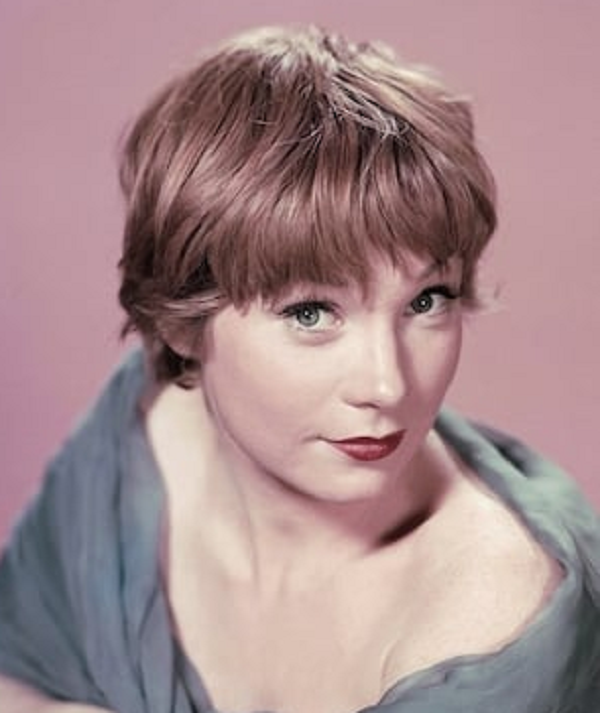 MacLaine cũng kể về một kiếp sống tại lục địa thất lạc Lemuria từ nhiều nghìn năm trước, hiện đã bị nhấn chìm dưới đáy biển ở đâu đó tại Ấn Độ Dương hoặc Thái Bình Dương.