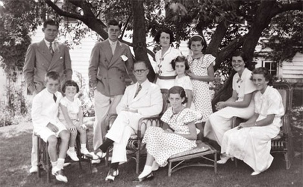 Bất chấp một loạt bi kịch xảy ra, những thành viên còn lại của nhà Kennedy vẫn một mực phủ nhận sự tồn tại của lời nguyền trong gia tộc. Nhiều người cho rằng Old Kennedy chỉ vì muốn con trai mình trở thành tổng thống Hoa Kỳ mà đã hủy hoại cuộc đời của một cô con gái.