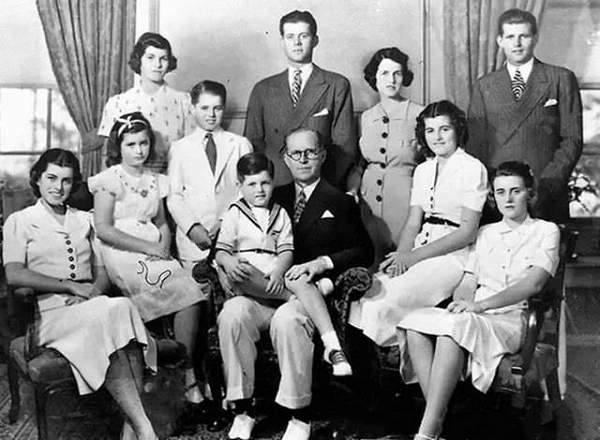 Tuy nhiên đây cũng là một trong những dòng họ phải chịu nhiều đau đớn và mất mát nhất trong lịch sử nước Mỹ. Những bi kịch xảy ra liên tiếp khiến nhiều người tin rằng gia tộc Kennedy bị nguyền rủa.