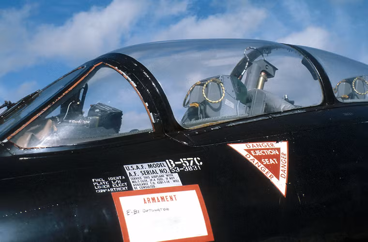 Là một máy bay ném bom có kích cỡ tương đối lớn, trọng lượng cất cánh đến 24,3 tấn, nhưng B-57 được thiết kế buồng lái như một máy bay tiêm kích với hai người điều khiển (phi công và hoa tiêu).