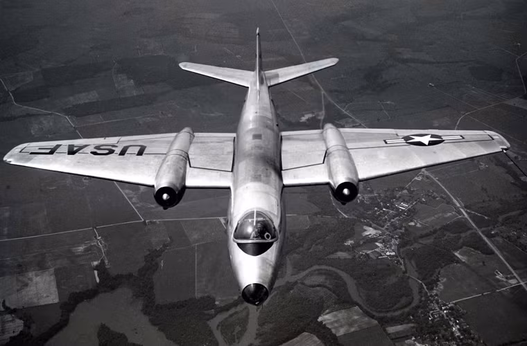 Nó được trang bị hai động cơ tuốc bin phản lực J65-W-5 cho tốc độ bay tối đa chỉ 960km/h, bán kính chiến đấu 1.530km, vận tốc leo cao 31,4m/s, trần bay 13,74km.