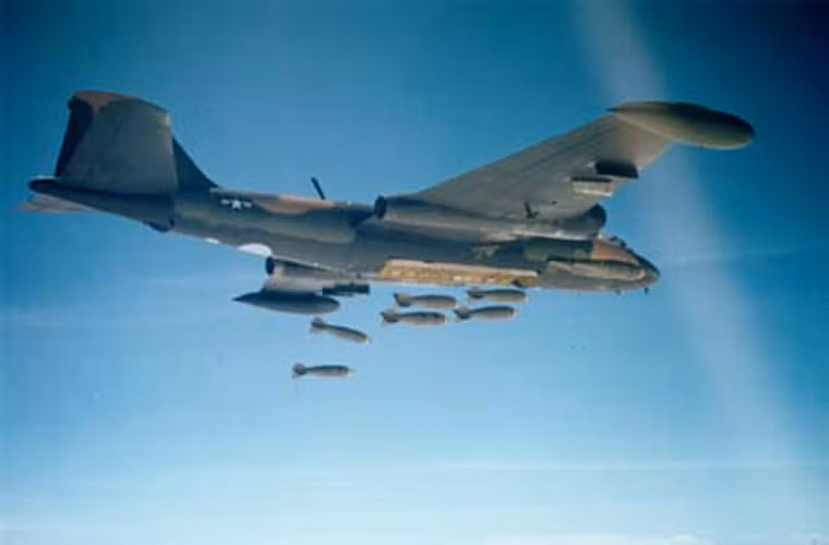 B-57 được hỗ trang bị hệ thống radar dẫn đường phục vụ ném bom APW-11, hệ thống ném bom SHORAN để hỗ trợ xác định tọa độ ném bom. Ngoài ra, còn có radar báo động sớm APS-54.