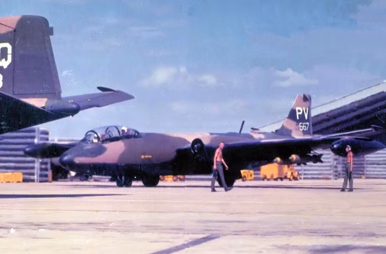 Tháng 8/1964, những chiếc máy bay ném bom B-57B dùng cho chiến đấu mới được Mỹ triển khai ở căn cứ Biên Hòa. Tuy nhiên, tháng 11 cùng năm đó, "pháo đài con" B-57B đã hứng chịu thất bại đầu tiên ngay trên mặt đất, pháo cối của quân giải phóng miền Nam "rót" vào sân bay đã phá hủy 20 chiếc (trong đó có 5 chiếc bị phá hỏng hoàn toàn).