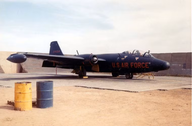 Những chiếc B-57 đầu tiên xuất hiện tại Việt Nam từ rất sớm - năm 1963, nhưng có điều đặc biệt là chúng tới với nhiệm vụ trinh sát chứ không phải chiến đấu. Trong ảnh là một chiếc RB-57E (phiên bản trinh sát) tại căn cứ liên hợp Đà Nẵng, tháng 1/1964. Toàn bộ số RB-57 hoạt động tới giai đoạn 1965-1966 và rút về Mỹ với không một kết quả nào, nếu không muốn nói là sự thất bại.