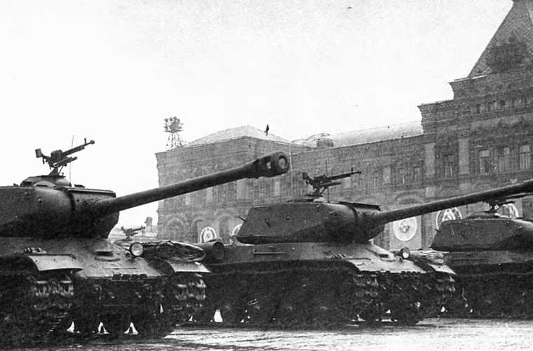 Dù chỉ tham chiến một thời gian ngắn nhưng các xe tăng IS-2 đã khiến cho quân phát xít phải thất kinh mất hồn. Tướng Đức phải thừa nhận rằng, lính tăng Đức không nên tham gia một trận đánh với xe tăng IS-2 nếu không có ưu thế về số lượng. Bất kỳ một nỗ lực nào nhằm đem Tiger đánh một-chọi-một với IS chỉ có thể dẫn đến sự mất mát một cỗ máy chiến tranh quý giá của Đức.