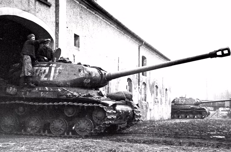 Về mặt hỏa lực, phiên bản IS-2 model 1944 được trang bị khẩu pháo chính chống tăng D-25T cỡ 122mm với bộ phận hỗ trợ nạp đạn cho tốc độ bắn 2-4 phát/phút với điều kiện cần pháo thủ có sức khỏe, kĩ năng tốt. Dù rằng với đạn 122mm thì IS-2 chỉ mang tối đa 28 viên.