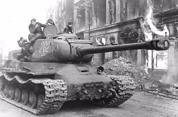 Trong giai đoạn từ 1943-1945, khoảng 3.800 chiếc xe tăng IS-2 đã được nhà máy Kirov và UZTM sản xuất cho Hồng quân Liên Xô. Sau chiến tranh, Liên Xô đã cung cấp IS-2 cho Cuba, Trung Quốc, Bắc Triều Tiên và theo một số tài liệu thì họ đã chuyển giao cho QĐND Việt Nam giai đoạn sau năm 1954.