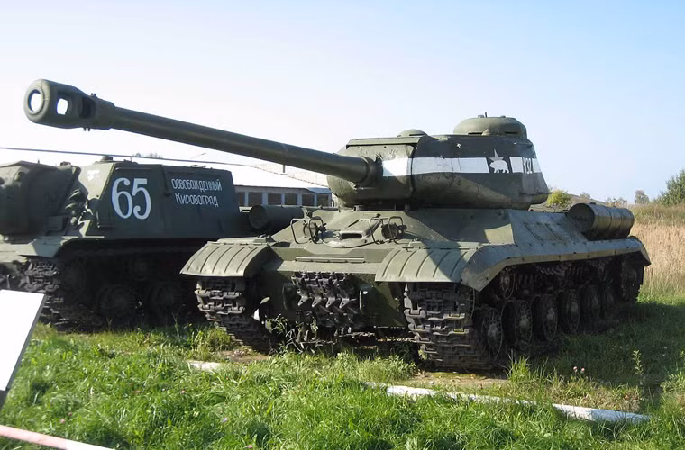 Xe tăng hạng nặng IS-2 model 1944 có tổng trọng lượng lên tới 46 tấn, dài 9,9m, rộng 3,09m, cao 2,73m, kíp lái gồm 4 chiến sĩ.