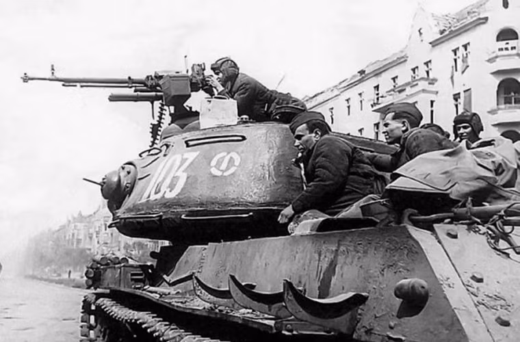 Hỏa lực phụ có một súng máy đồng trục DT 7,62mm, một khẩu khác nằm ở sau tháp pháo và một đại liên DShK 12,7mm gắn trên nóc tháp pháo.