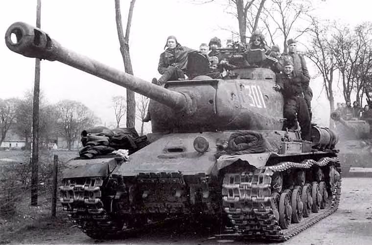 Nếu IS-2 thực sự có mặt trong QĐND Việt Nam thì nó tạo thành ưu thế hỏa lực đáng kể trước đối phương nhờ khẩu pháo 122mm vừa có thể chống tăng, vừa có thể bắn phá công sự phòng ngự. Mặc dù vậy, có vẻ như các tài liệu Nga, phương Tây có sự nhầm lẫn vì hầu như không có bất kỳ bằng chứng nào thực sự đáng tin cậy cho thấy có sự xuất hiện của IS-2 ở Việt Nam.