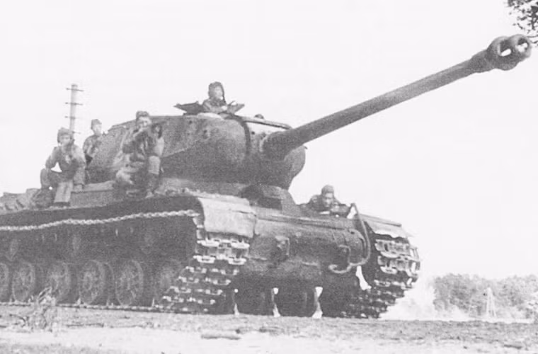 Giáp trước thân của IS-2 được làm dày đến 100mm nghiêng 60 độ tương đương với lớp thép dày 180-200mm đặt thẳng đứng, giáp trước tháp pháo dày 100mm cong hình bán cầu rất khó xuyên phá. Giáp của IS-2 được đánh giá là thừa sức chống chịu được đạn xuyên giáp 88mm trên tăng hạng nặng Tiger I của Đức.