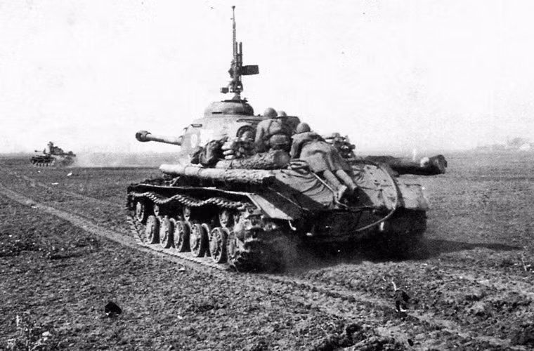 Ưu thế hỏa lực của IS-2 được chứng minh trong trận đánh vào tháng 8/1944, khi đó pháo 122mm trên IS-2 đã phá hủy giáp trước của Tiger II ở cự ly đến 1.000m, trong khi pháo 88mm của Tiger II bất lực trước giáp trước của IS-2.