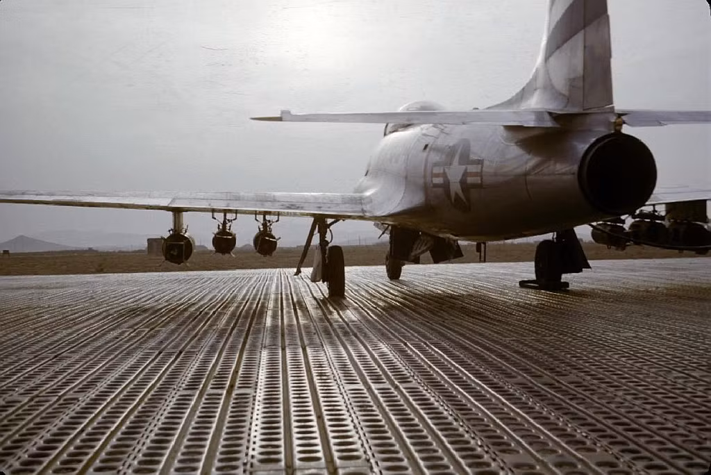 Một chiếc F-86 thường được trang bị 6 khẩu súng máy 12,7mm M3 với 1.800 viên đạn. 4 giá treo trên cánh cho phép mang 2,3 tấn bom và đạn rocket 68mm.