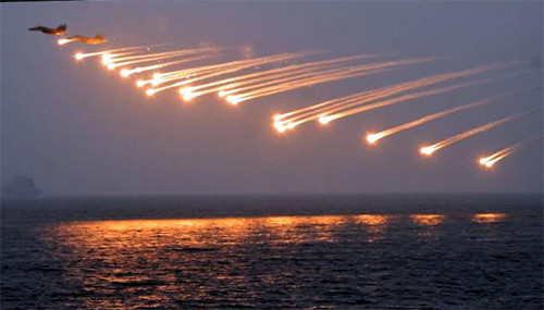 Máy bay tiêm kích Su-30MKI phóng pháo sáng.