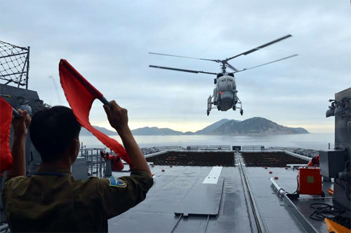 Với sự chuẩn bị chu đáo, trách nhiệm, tham gia tích cực vào các hoạt động, Hải quân Việt Nam gây ấn tượng tốt với nước chủ nhà và Hải quân các nước tham dự lễ duyệt binh. Ảnh: Đưa trực thăng lên tàu.
