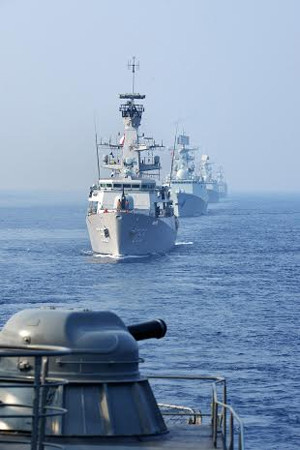 Tàu Hải quân Việt Nam trong đội hình duyệt binh, phía sau là tàu Indonesia, Trung Quốc.