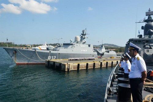 Tàu 011 chào cảng bắt đầu chuyến đi.