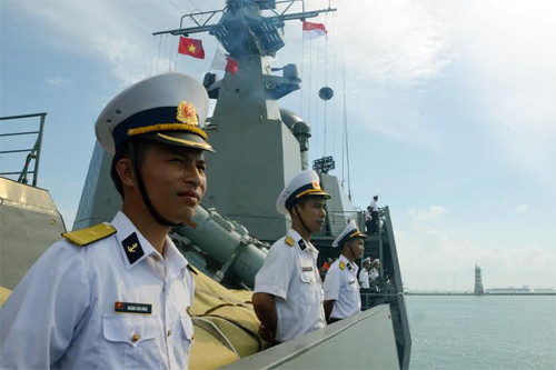 Các sĩ quan, thủy thủ Tàu Đinh Tiên Hoàng chào cảng trước khi tàu cập cảng Changi.