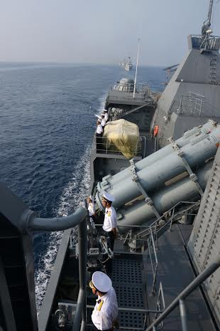 Đội hình tàu chào tàu Ấn Độ trước lúc chia tay.