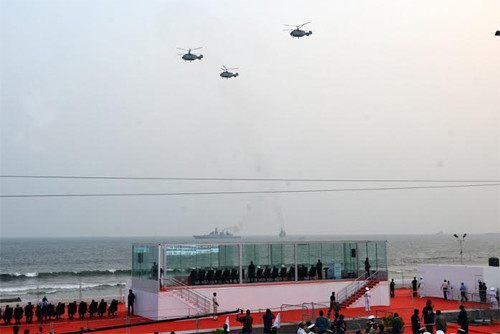 Đội hình trực thăng Ấn Độ bay chào Tổng thống và các đại biểu.