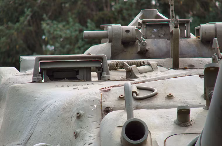 Hỏa lực phụ của M103 gồm hai trung liên đồng trục 7,62mm và một đại liên phòng không lắp trên nóc 12,7mm M2.