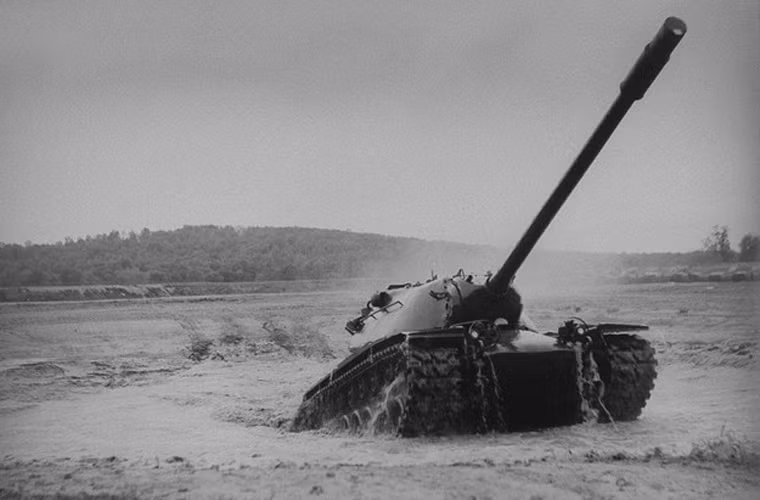 Tuy được đánh giá là một cỗ xe tăng mạnh, bọc giáp dày nhưng M103 lại có hệ thống ổ đĩa xích mong manh, hệ thống động cơ được cho là không đủ "sức khỏe" để giúp M103 có tính cơ động cần thiết. Hai thế hệ M103 A1/A2 đều chỉ được lắp động cơ 750 mã lực và 810 mã lực cho tốc độ tối đa lần lượt là 34 và 37km/h.