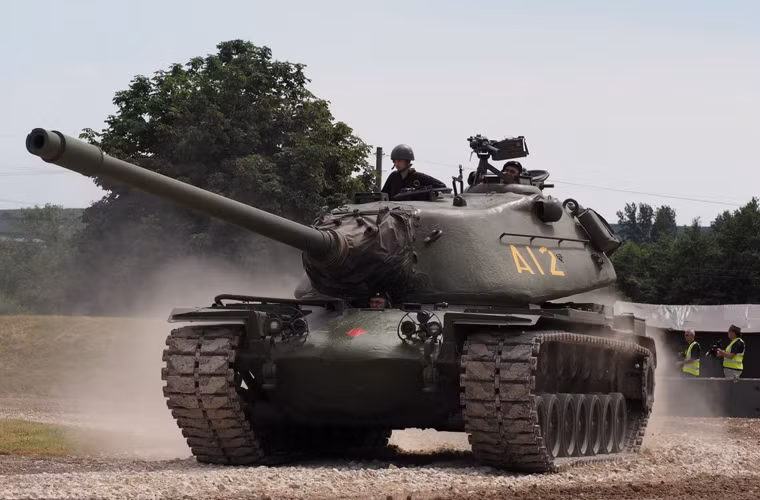 Theo các tài liệu thiết kế, xe tăng M103 chia sẻ nhiều thành phần với xe tăng hạng trung M47, M48 và thậm chí là cả tăng chủ lực M60 Patton. Nó có trọng lượng lên đến 65 tấn, dài 6,99m, rộng 3,76m, cao 3,23m, kíp lái gồm 5 người.