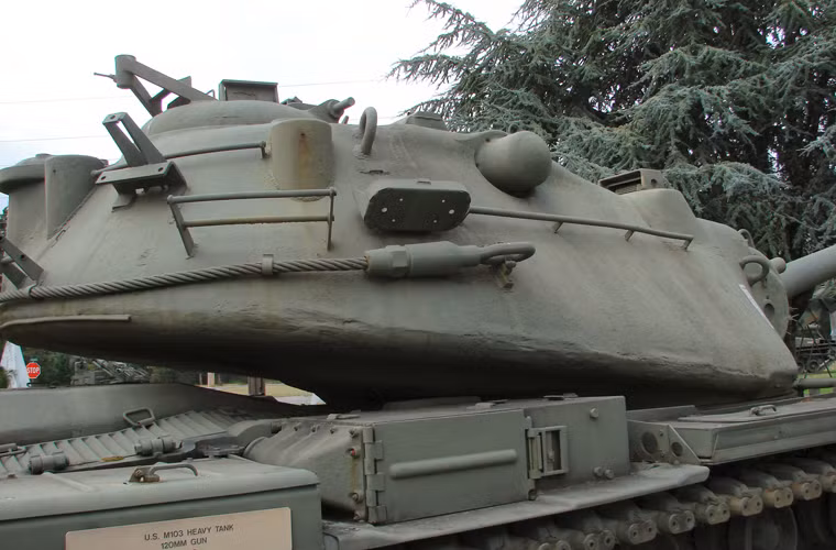 Tuy nhiên, giáp tháp pháo của M103 lại có phần mỏng hơn so với thân. Đây là điều khác lạ so với truyền thống thiết kế tăng Mỹ thường bọc giáp tháp pháo dày hơn so với thân, tận dụng ưu thế cấu hình cao dùng chiến thuật "hulldown" (che thân, chỉ nhô lên tháp pháo để bắn). Mặt trước tháp pháo M103 chỉ dày 127mm, hai bên hông tháp là 127mm và đuôi tháp 51mm. Phần đuôi tháp mỏng là điểm yếu chết người với M103 vì đây còn là nơi chứa kho đạn. Nếu bị địch bắn xuyên rất dễ xảy ra tình trạng nổ hòm đạn, tháp pháo bay lên trời.