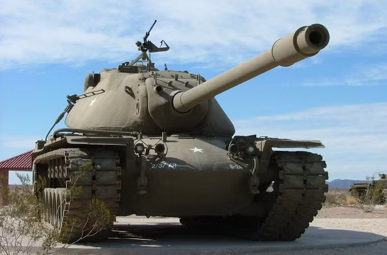 Xe tăng hạng nặng M103 được thiết kế để chống lại các tăng hạng nặng IS của Liên Xô trong trường hợp giả định Chiến tranh Thế giới lần thứ 3 có thể xảy ra. Tuy nhiên, thực tế đã không có cuộc chiến nào xảy ra và M103 sớm bị rút khỏi trang bị. Trớ trêu thay, dù giữ kỷ lục xe tăng có giáp bảo vệ dày nhất của Quân đội Mỹ nhưng M103 cũng được giữ thêm danh hiệu “một trong những xe tăng phục vụ ngắn nhất Quân đội Mỹ”.