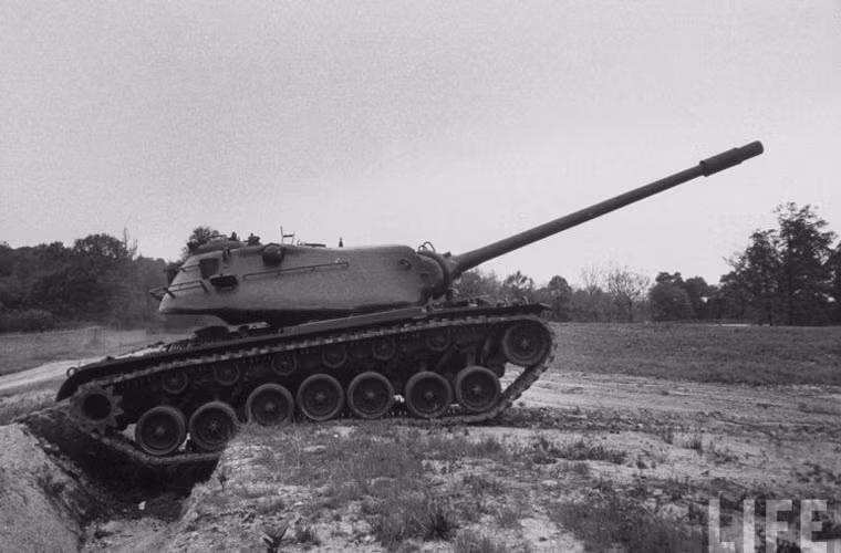 Tầm hoạt động của thế hệ đầu xe tăng M103 là rất tồi tệ, chỉ khoảng 130km. Đến thế hệ M103A2 với hàng loạt giải pháp khác nhau thì mới nâng lên được 480km.