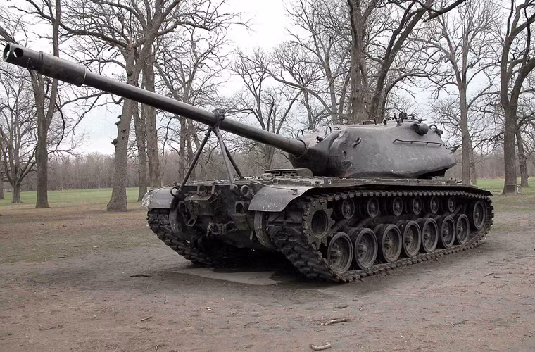 Kho đạn của M103 gồm 34 viên với các loại đạn: đạn xuyên giáp có nắp đạn đạo - vạch đường M358; đạn nổ mạnh chống tăng - vạch đường M469; đạn nổ phá - vạch đường M356. Ảnh: Nòng pháo chính của M103 trong trạng thái khóa nòng vào bộ phận giá khóa ở đuôi xe.