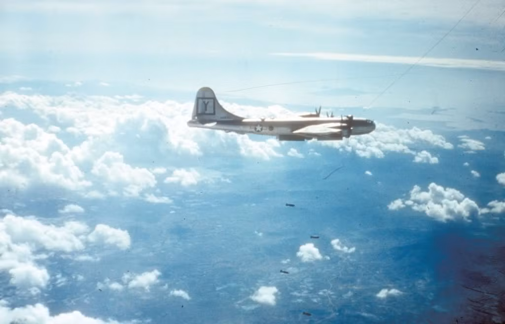 Ảnh: Pháo đài bay B-29 Superfortress đang ném bom vào mục tiêu ở miền Bắc Triều Tiên. Đây là loại máy bay ném bom lớn nhất được huy động tham chiến ở Triều Tiên.