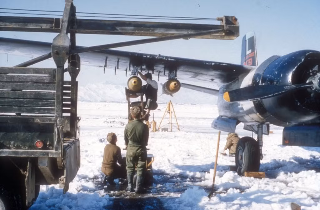 Ảnh: Binh sĩ Mỹ đang treo bom cho B-26 Invader. Mỗi chiếc B-26 mang được 2,7 tấn bom trong khoang bom và 910kg bom treo ngoài cánh cùng 6-8 đại liên 12,7mm và tháp pháo đuôi lắp súng 12,7mm.