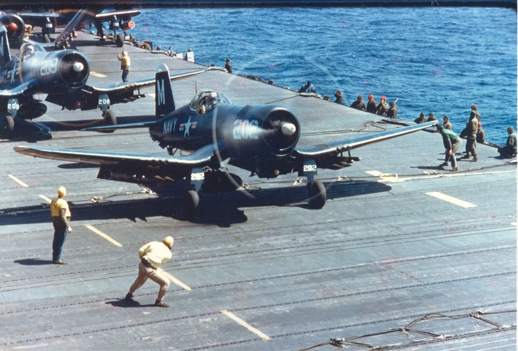 Các máy bay F4-U xếp hàng, bật động cơ chuẩn bị xuất kích.