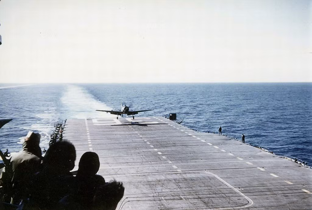 Tiêm kích hạm F4-U hạ cánh trên tàu sân bay.