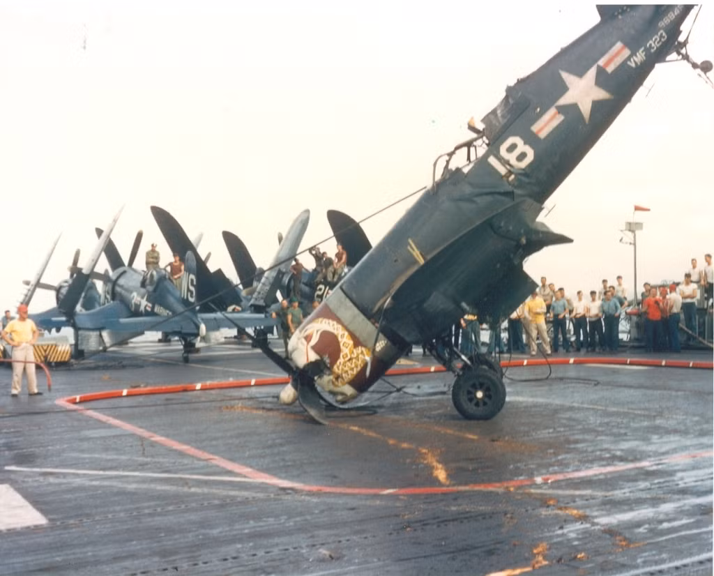 Tất nhiên F4-U cũng chịu tổn thất đáng kể. Ảnh: Xác một chiếc F4-U được trục vớt từ dưới biển.