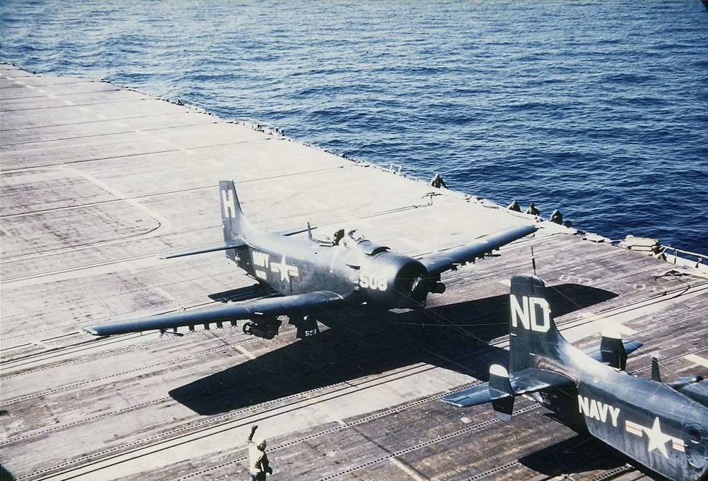 Mỗi chiếc F4-U mang được 4 súng máy 12,7m và bom 910kg hoặc rocket 127mm.