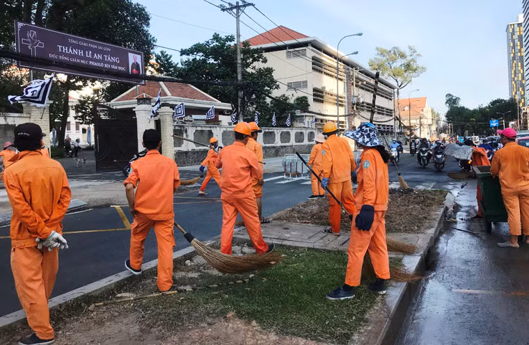 Theo ghi nhận của PV Kiến Thức, công trình thi công đường dẫn cầu Thủ Thiêm 2 trên đường Tôn Đức Thắng cũng đã được Sở GTVT TP HCM tạm dừng. Mặt đường đã được tái lập và rất nhiều công nhân làm công tác vệ sinh sạch sẽ để chuẩn bị cho lễ an táng Đức Tổng giám mục Phaolô Bùi Văn Đọc.