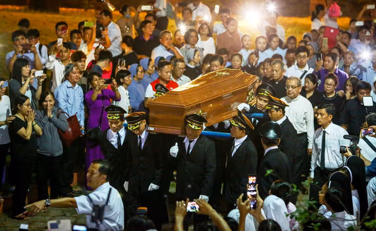 Đúng 19h35 cùng ngày đồng loạt các nhà thờ ở TP HCM đều đổ chuông đón cố Tổng giám mục và ngay sau đó, linh cữu của Tổng giám mục về đến Tòa Tổng giám mục.