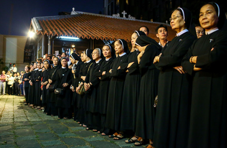 Bên trong nhà nguyện, nơi sẽ đặt thi hài của Tổng giám mục ngay từ chập tối đã có rất động tu sĩ và giáo dân tập trung đọc kinh cầu nguyện, chờ đón linh cữu của cố Tổng giám mục Phaolô Bùi Văn Đọc.