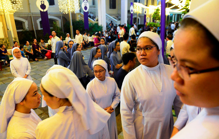 Rất đông linh mục, tu sĩ cùng nhiều giáo dân chờ đón linh cữu của cố Tổng giám mục. 