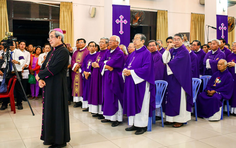 Đức cha Lu-y Nguyễn Anh Tuấn (người đứng đầu), Giám mục phụ tá Tổng giáo phận TP HCM chủ trì buổi lễ cầu nguyện tại nhà nguyện Tòa Tổng giám mục. 