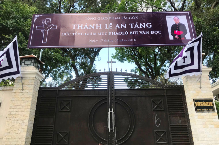 Đến 20h đêm 16/3, linh cữu của Đức Phaolô Bùi Văn Đọc rước bộ sang Trung tâm Mục vụ Tổng giáo phận TP HCM (đường Tôn Đức Thắng, phường Bến Nghé, quận 1) cùng đoàn rước nến của giáo dân.