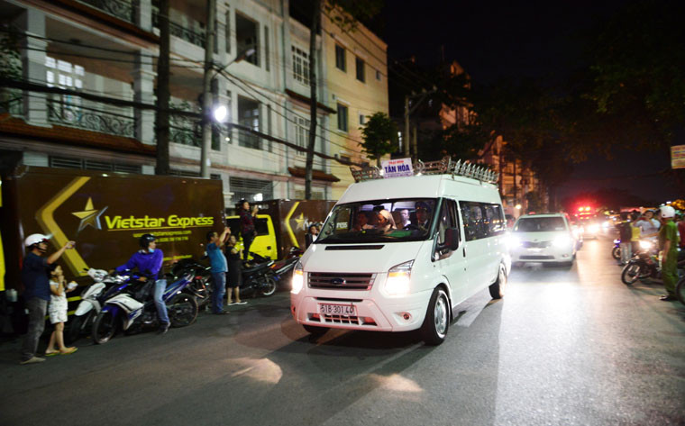 Sau hành trình từ Roma (Italia), lúc 19h30 tối 15/3, linh cữu cố Tổng giám mục Tổng giáo phận TP HCM Bùi Văn Đọc đã được đưa từ sân bay Tân Sơn Nhất về Tòa tổng giám mục trên đường Nguyễn Đình Chiểu, quận 3, TP HCM.