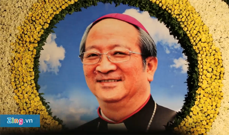 Đến 20h cùng ngày sẽ rước bộ linh cữu Đức Tổng giám mục đến Trung tâm Mục vụ trên đường Tôn Đức Thắng, quận 1. Lễ an táng sẽ được tổ chức vào sáng 17/3, sau đó di quan vào trong nhà nguyện của Trung Tâm Mục Vụ, và an táng Đức Tổng Phaolô bên cạnh cố Tổng Phaolô Nguyễn Văn Bình. Ảnh Zing.