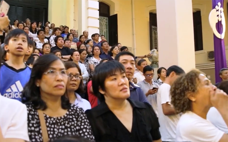 Giáo dân từ khắp nơi đổ về Tòa Tổng giám mục để đón linh cữu cố Tổng giám mục Bùi Văn Đọc. Nhiều người đã không kìm được nước mắt khi đón linh cữu của cố Tổng giám mục.