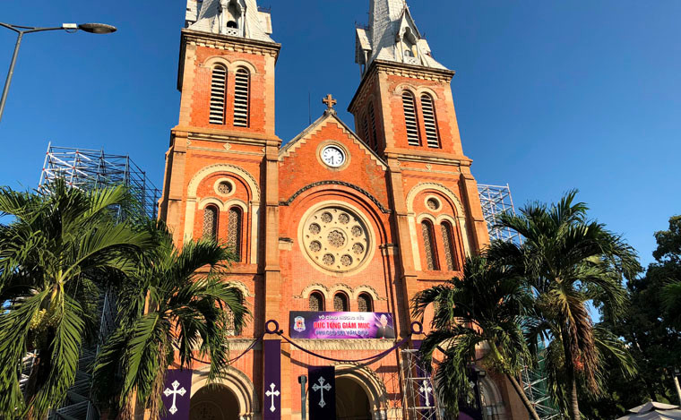 Đến 5h sáng ngày 16/3, linh cữu của Đức Tổng giám mục Phaolô Bùi Văn Đọc được đưa đến Nhà thờ Chánh tòa Đức Bà (Nhà thờ Đức Bà). Tại đây sẽ cử hành thánh lễ và tổ chức lễ viếng.